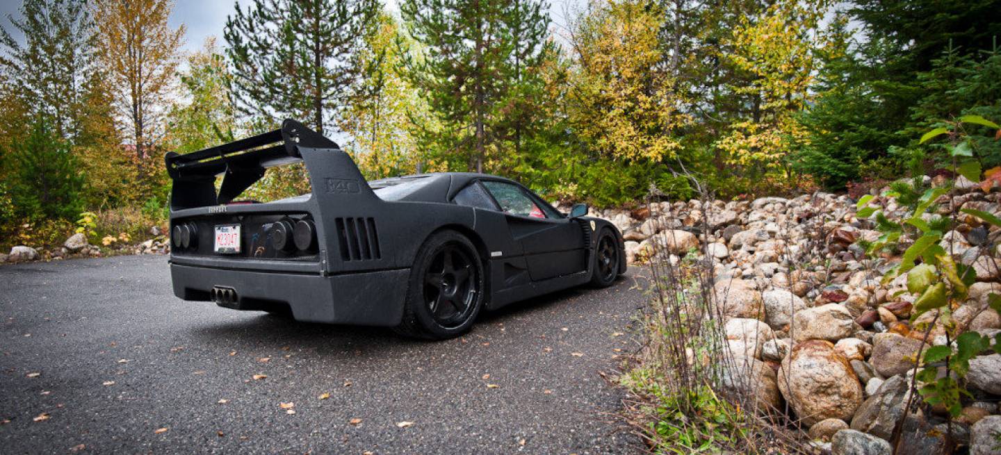 Ferrari F40 negro mate